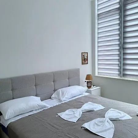 Apartment Aem 1 Bedroom Apt #4 *